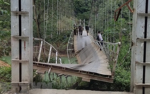 Ô tô chở hàng quá tải, làm sập cầu treo rơi xuống vực