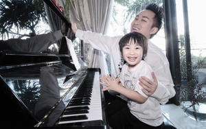 Tùng Dương 'đứng ngồi không yên' khi con trai học online lớp 1