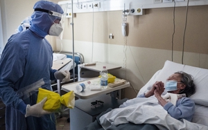 Số ca mắc Covid-19 tại Italy lần đầu tiên vượt mốc 100.000 ca/ngày