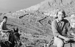 'Bird On The Wire' của Leonard Cohen: Cuộc đấu tranh không hồi kết của tự do