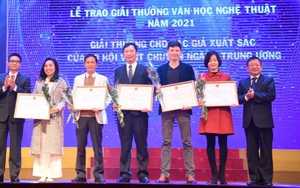 'Càng làm lục bát, càng khám phá ra những mảnh đất màu mỡ'