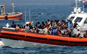 Italy giải cứu hàng trăm người di cư trên biển