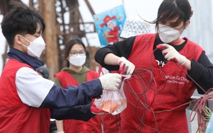 Hình ảnh người dân làm lễ cúng, thả cá tiễn ông Táo lên chầu trời