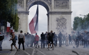 Cảnh sát Pháp chặn đoàn xe biểu tình tiến vào thủ đô Paris