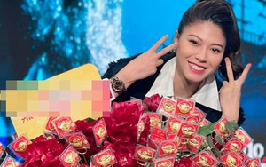 MC VTV Ngọc Trinh bất ngờ xuất hiện cùng bó hoa 100 cây vàng