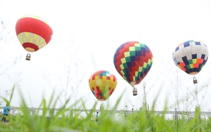 Hình ảnh khinh khí cầu 'Hà Nội muôn màu' bay ven sông Hồng