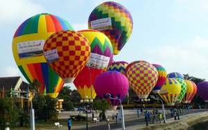 Ngắm khinh khí cầu bay trên phố cổ Hội An