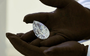 Trưng bày viên kim cương trắng khổng lồ