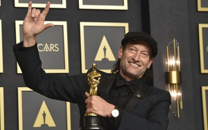 Troy Kotsur, phim 'CODA': Nam diễn viên khiếm thính đầu tiên 'rinh' Tượng Vàng