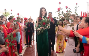 Hoa hậu Đỗ Hà được chào đón nồng nhiệt khi trở về thăm quê hương Thanh Hóa