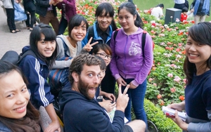 Cuộc đời sau ống kính: Ra Bờ Hồ học tiếng Anh