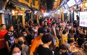 Ảnh: Quán bar tại Hà Nội hoạt động trở lại từ 0h ngày 8/4