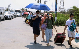 Đường ra khu du lịch Cát Bà ùn tắc kéo dài