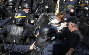 Cảnh sát Pháp bắn chết 2 người tại trung tâm thủ đô Paris