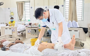 Bị chó cắn, người bệnh 95 tuổi có nguy cơ bị cắt cụt chân