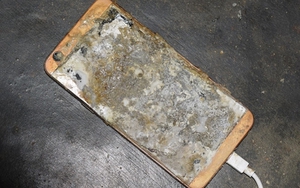 Dùng điện thoại khi đang sạc, nam thanh niên bị cháy sém toàn thân