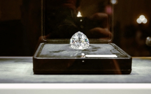 Viên kim cương trắng lớn nhất được bán đấu giá với giá 21,9 triệu USD