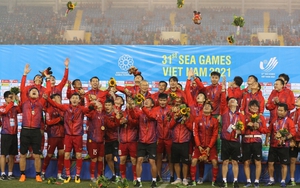 Nhạc sĩ Lân Cường: Tôi đã khóc khi viết ca khúc 'Trên đỉnh cao vinh quang'