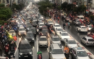 Nhiều tuyến đường Hà Nội ngập úng cục bộ, ùn tắc giao thông sau cơn mưa lớn