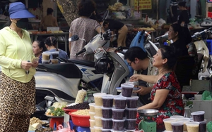 Hình ảnh người Thủ đô tất bật đi chợ mua sắm đón Tết Đoan Ngọ