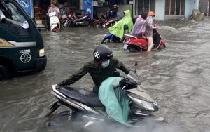 TP HCM: Đường ngập đến yên xe sau cơn mưa lớn