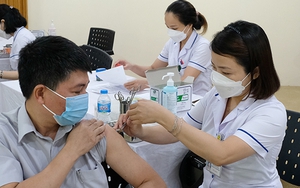 Biến thể BA.4, BA.5 đã xâm nhập nhưng hàng chục tỉnh vẫn tiêm vaccine Covid-19 mũi 3 và 4 chậm