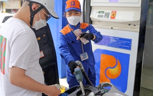 Giá xăng giảm mạnh hơn 3.000 đồng/lít