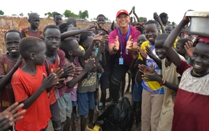 Nghệ sĩ nhiếp ảnh Nguyễn Á: 'Tôi chỉ có nụ cười, trái tim và những cuốn sách'