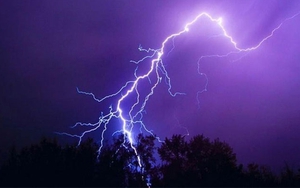 Chuyên gia hướng dẫn người dân cách phòng tránh dông sét