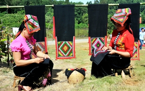 Cùng nghe khăn đội đầu 'kể chuyện' (kỳ 2): Khăn kể chuyện tình yêu lứa đôi