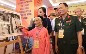 Trưng bày chuyên đề ảnh 'Hà Nội - Tiếp nối truyền thống Uống nước nhớ nguồn'