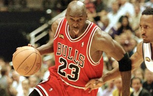 Sotheby's đấu giá chiếc áo thi đấu của huyền thoại bóng rổ Michael Jordan