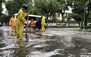Hà Nội: Mưa lớn gây ngập nặng nhiều tuyến phố