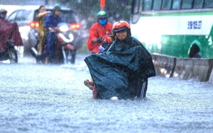 Hình ảnh đường phố TP HCM ngập nặng, giao thông hỗn loạn sau cơn mưa lớn