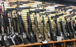 59% người Mỹ muốn cấm bán súng trường bán tự động AR-15