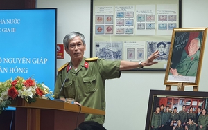 Tiếp nhận tài liệu ảnh về Đại tướng Võ Nguyên Giáp từ Đại tá, nghệ sỹ nhiếp ảnh Trần Hồng