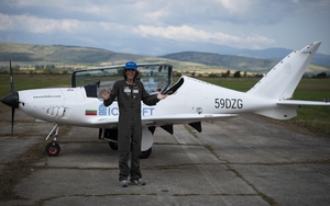 Người trẻ tuổi nhất bay một mình vòng quanh thế giới