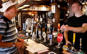 Các quán rượu ở Anh phải đóng cửa do giá năng lượng tăng