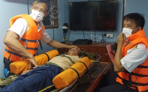 Tàu Hải quân 416 đưa một ngư dân vào đảo Phú Quý điều trị