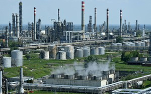 Giá dầu thế giới chốt phiên giảm hơn 5%