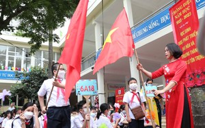 Học sinh cả nước nô nức đến trường khai giảng năm học mới