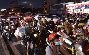 Nhiều tuyến phố Thủ đô xảy ra ùn tắc vào tối cuối tuần