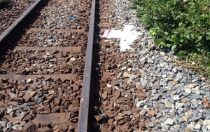 Cố vượt rào chắn đường sắt, một người bị tàu hỏa đâm tử vong