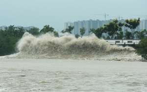 Bão Noru hướng về Biển Đông, sức gió mạnh cấp 10, giật cấp 13