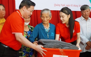 Diễn viên Nhã Phương cứu trợ bà con miền Trung sau bão số 4