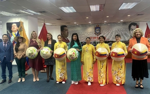 Giới thiệu áo dài truyền thống của Việt Nam tại Venezuela