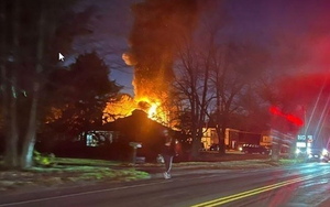 Máy bay đâm vào tòa nhà ở Mỹ, không ai trên máy bay sống sót