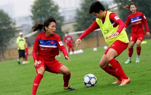 Tuyển nữ Việt Nam đá bóng trong mưa mừng ngày Quốc tế phụ nữ 8/3