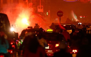 Cấm sân Lạch Tray, CĐV Hải Phòng đem pháo sáng ra đường đốt