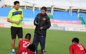 HLV Hoàng Anh Tuấn dễ tính, U20 Việt Nam cười thả ga với bài tập ném bóng